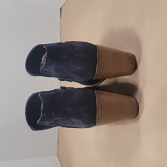 Reaction by Kenneth Cole "Kite Fly" Navy Blue Suede Booties, Size 8 - Picture 3 of 8